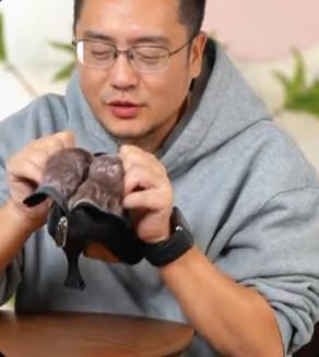 上了高跟鞋奇迹般东山再起5个月赚12亿凯发K8国际娱乐负债500万后大叔穿(图1)