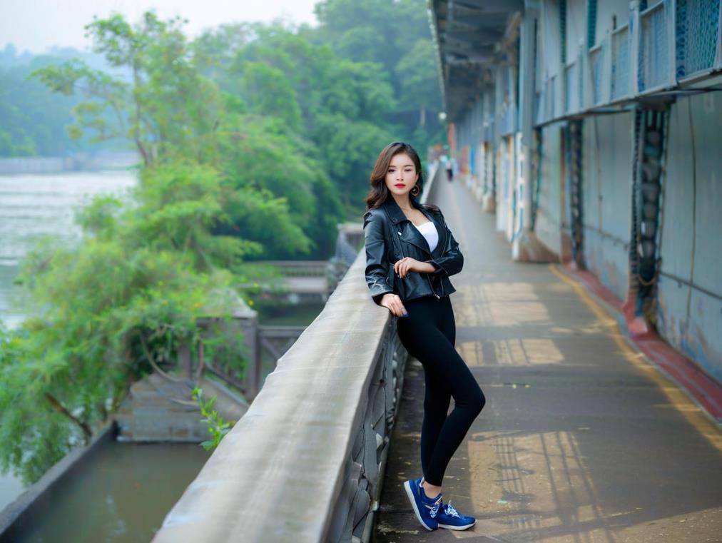优雅气质彰显职场率性干练的气场凯发k8入口尖头高跟鞋穿出女性(图4)